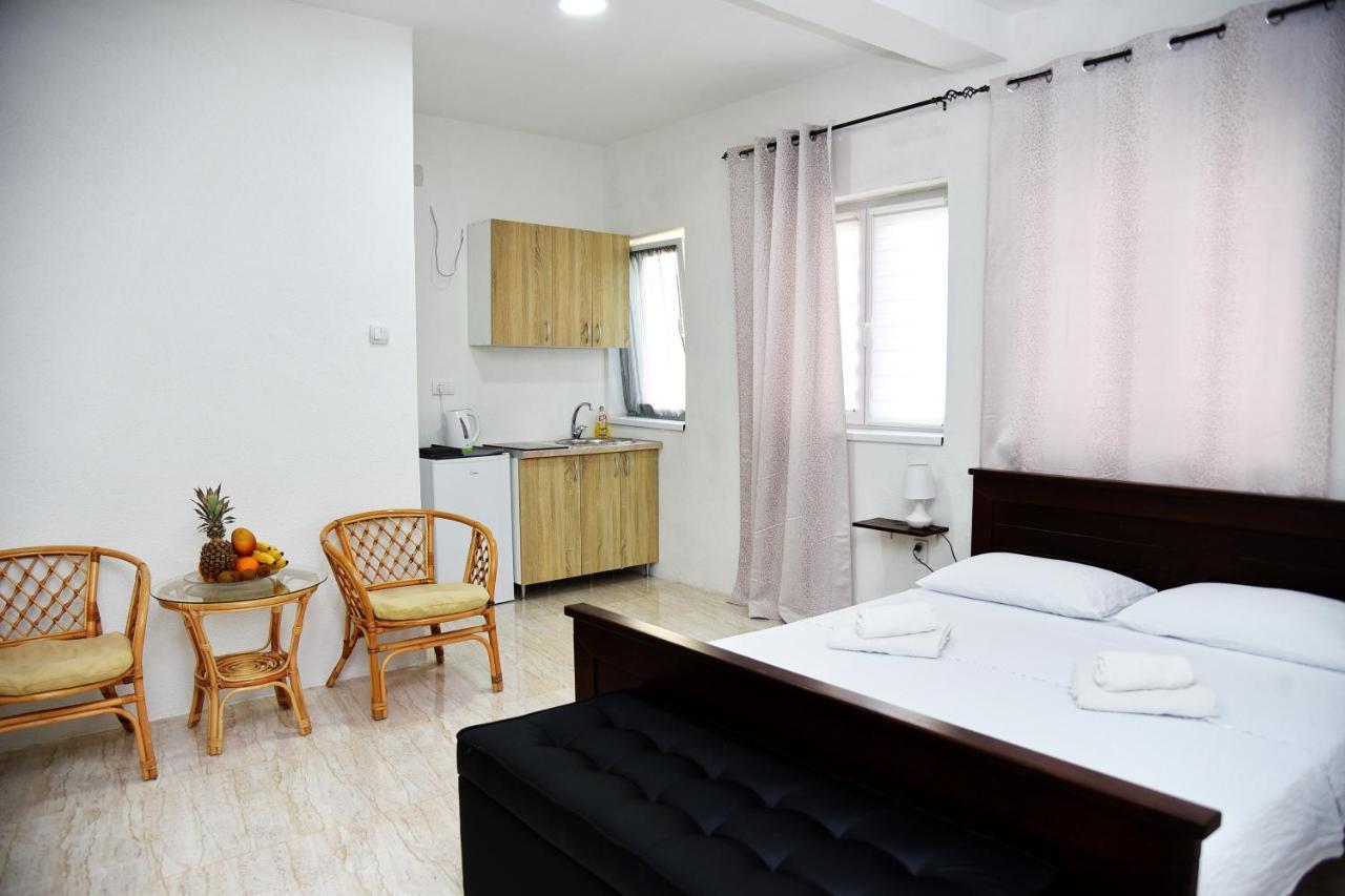 Apartments Sea Star Cattaro Esterno foto